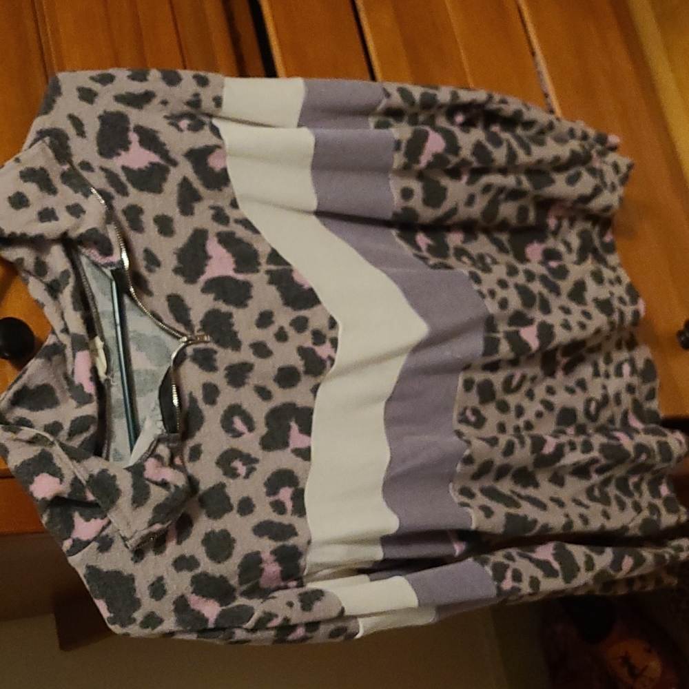 Light weight cute leopard half zip